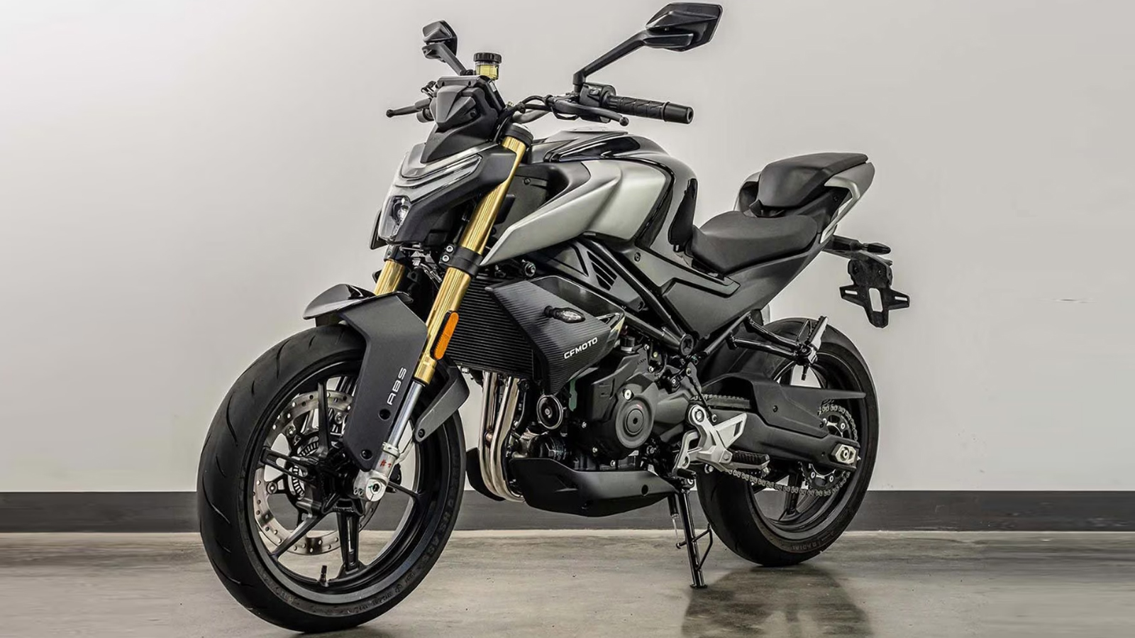 CFMOTO 450NK: Γυμνό, δικύλινδρο με ανεστραμμένο πιρούνι και Brembo φρένα